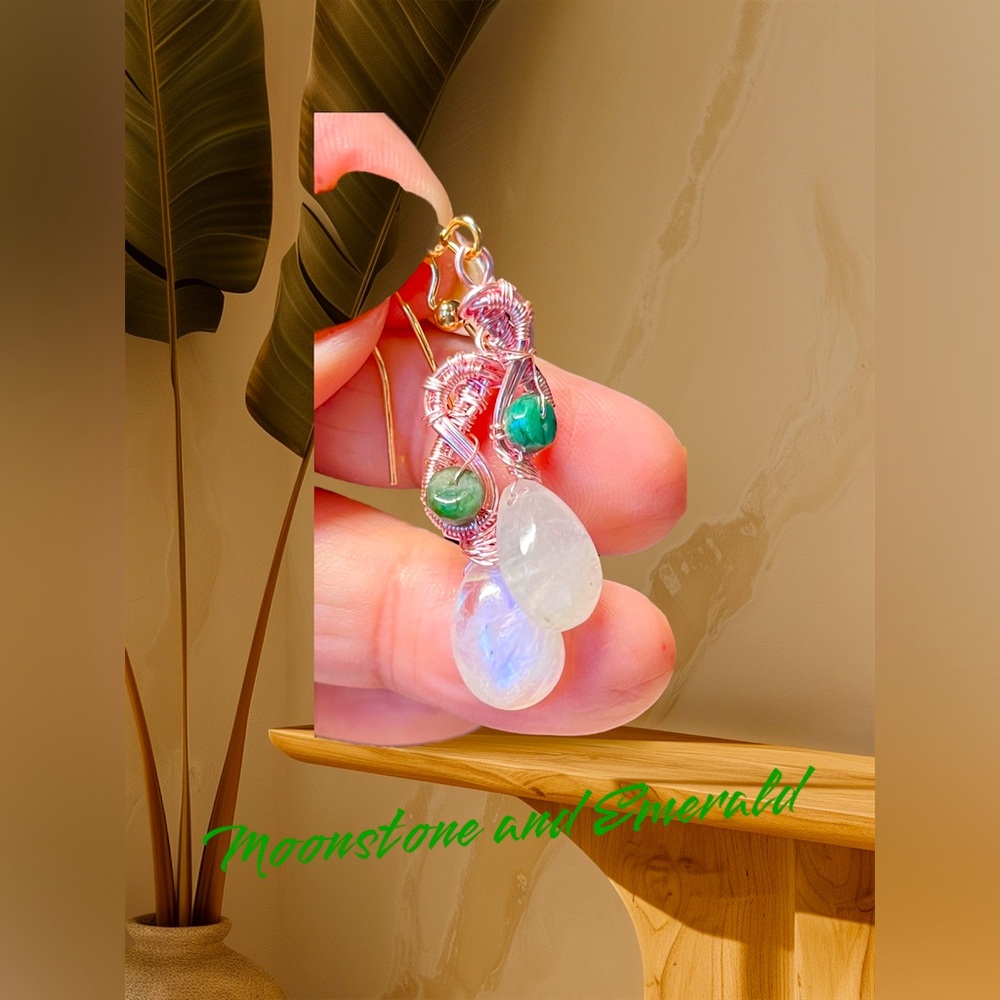 💎💚Genuine flashing moonstone and Emerald earrings